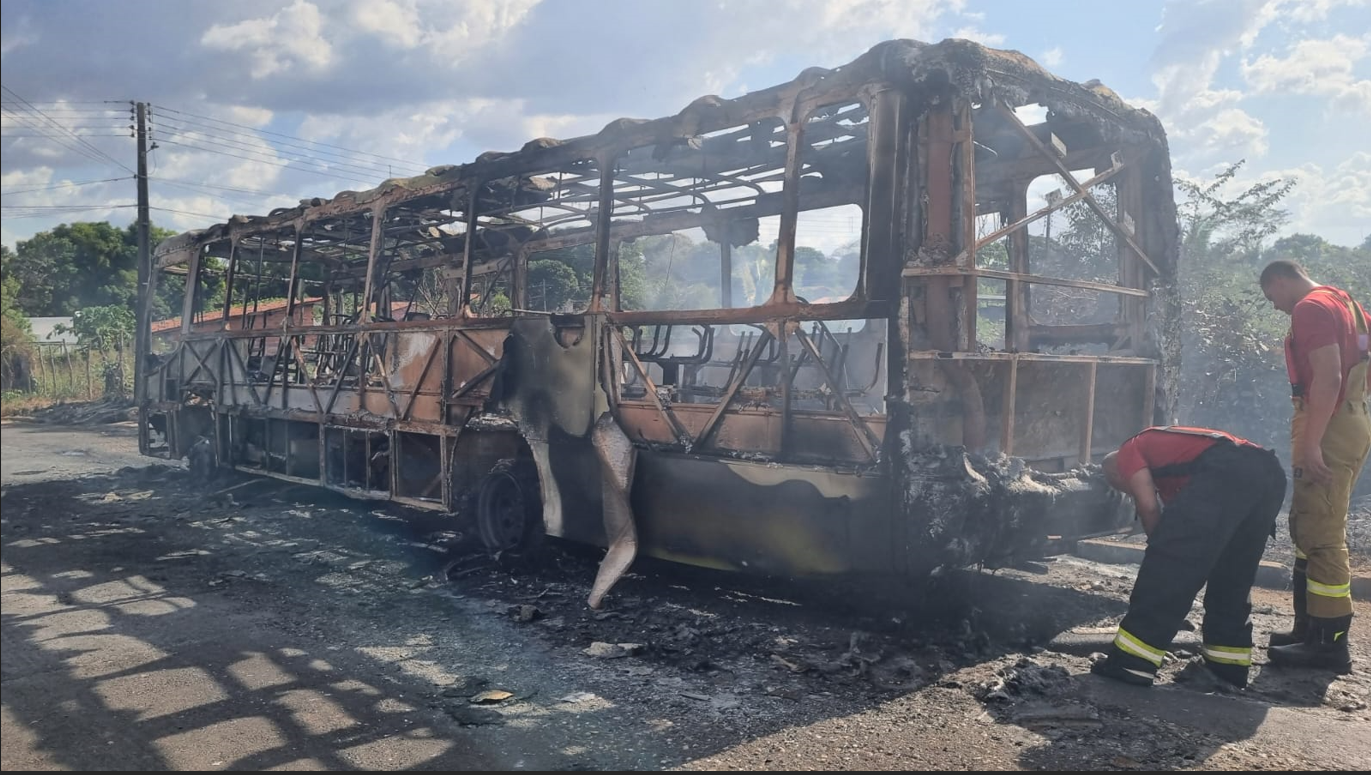 Onda de incêndios em Teresina: fogo atinge troca-troca e ônibus no mesmo dia