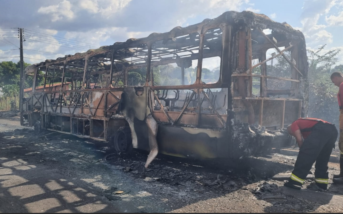 Onda de incêndios em Teresina: fogo atinge troca-troca e ônibus no mesmo dia