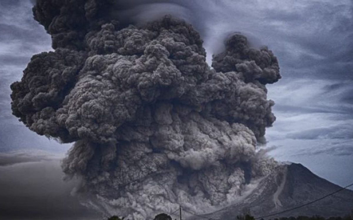 A volcano is erupted again in Japan